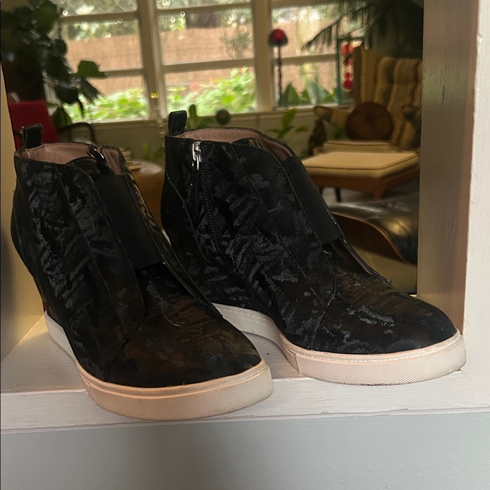 Paolo Black Textured Wedges in great condition